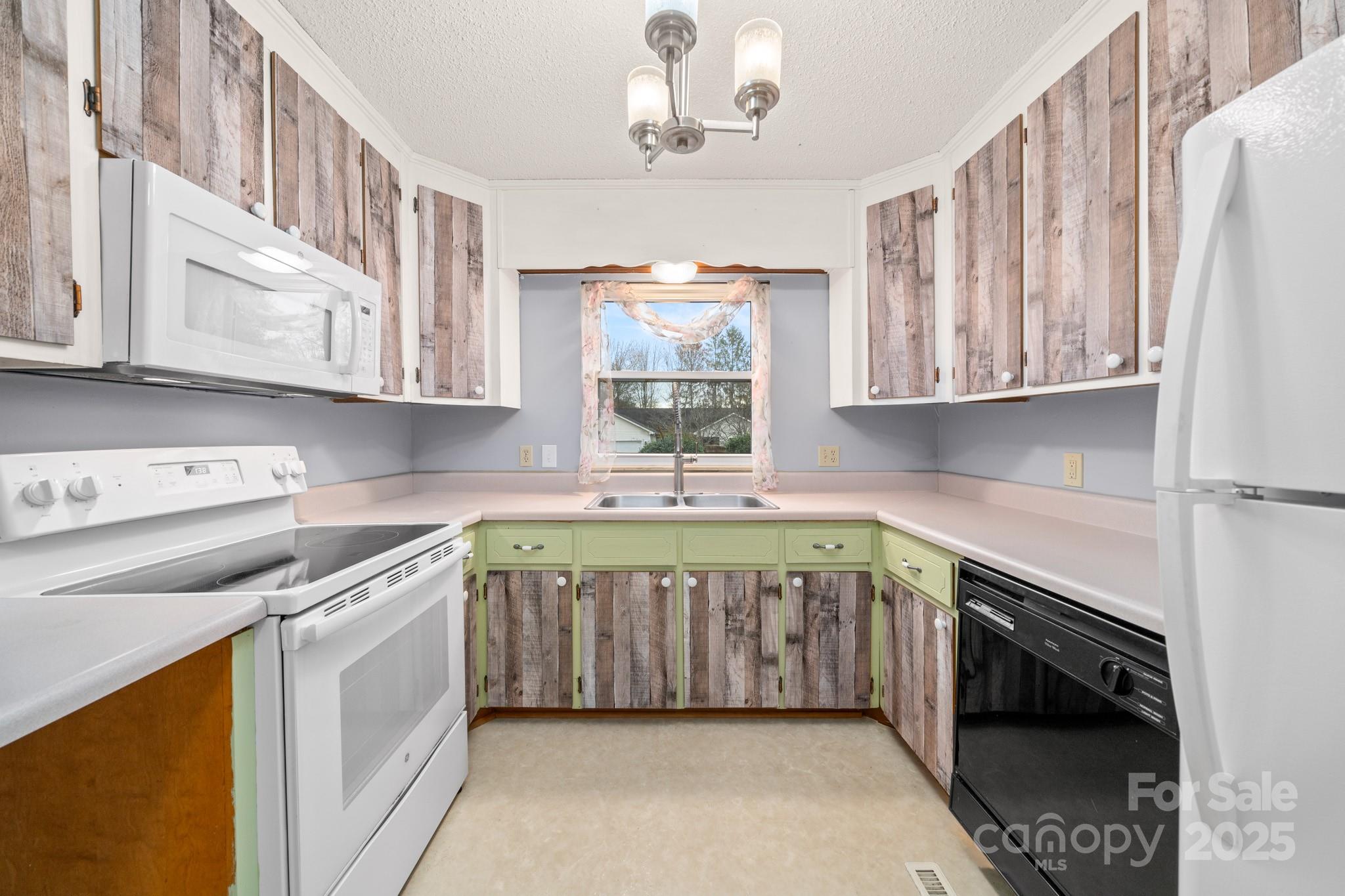 27 Capri Lane #15-D — Hendersonville
