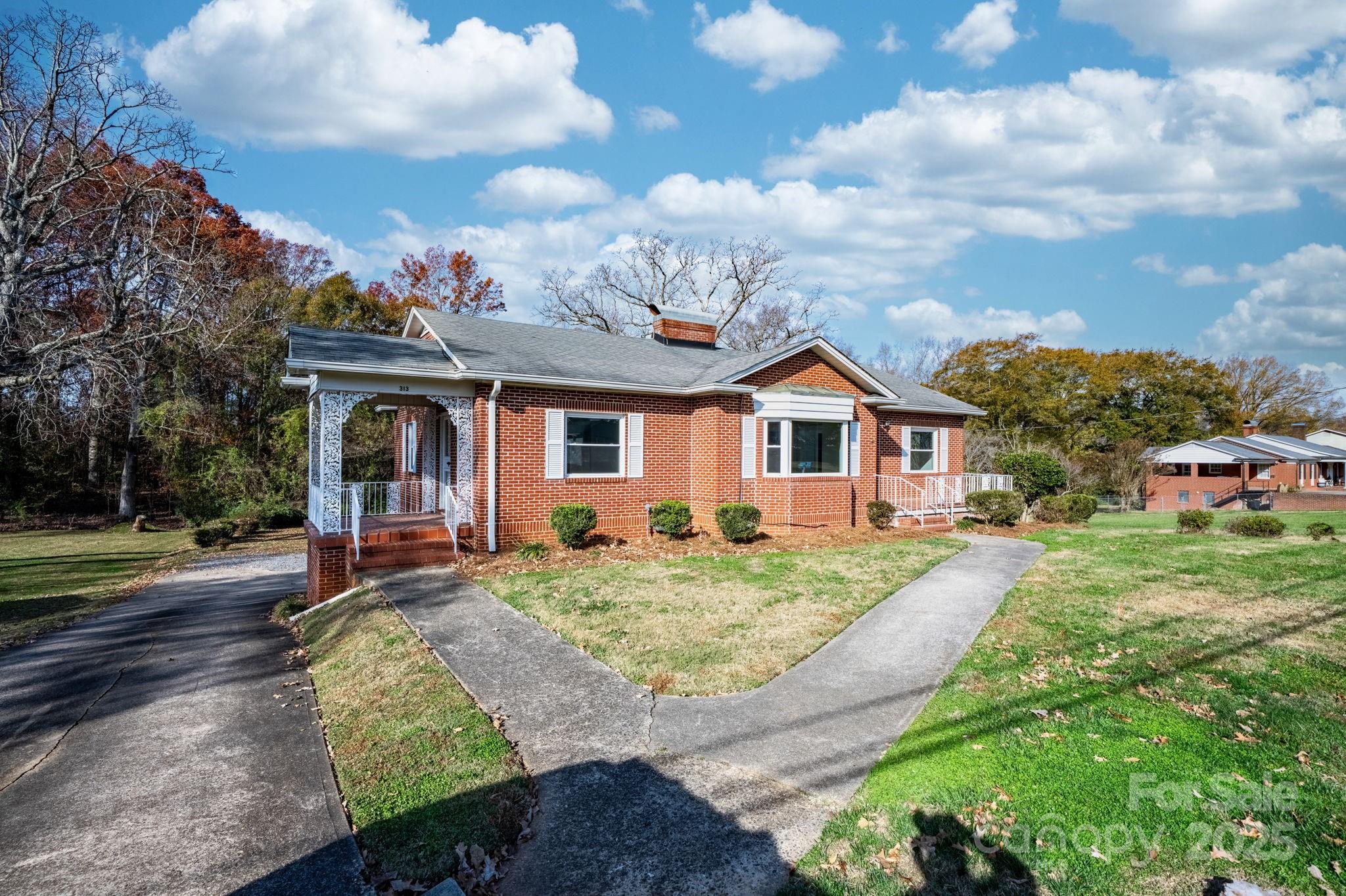 313 17th Street NW — Hickory