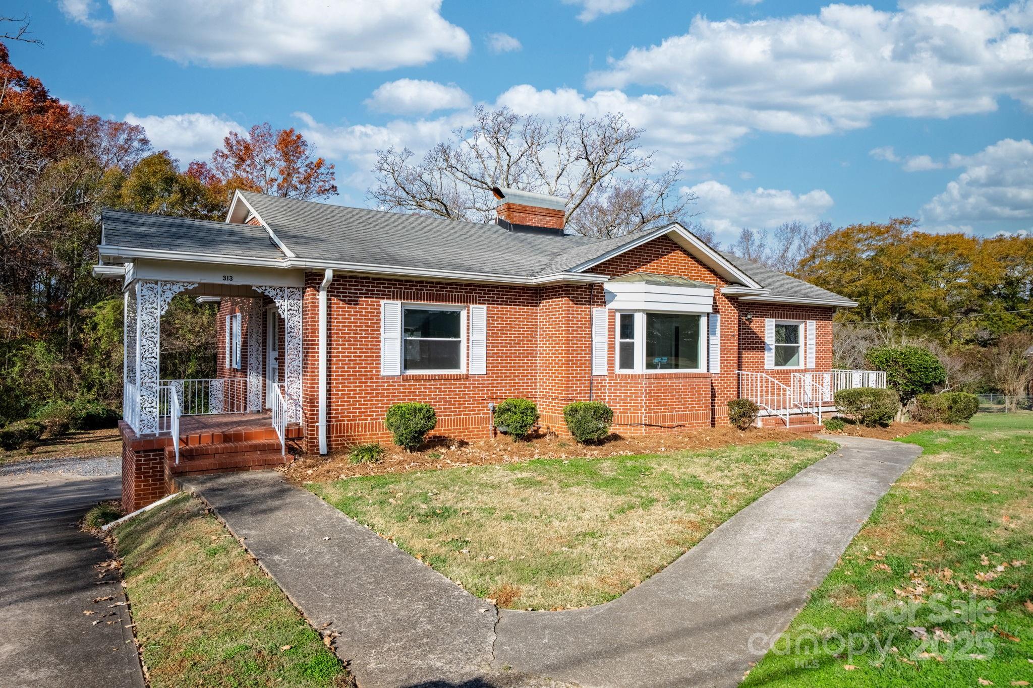 313 17th Street NW — Hickory