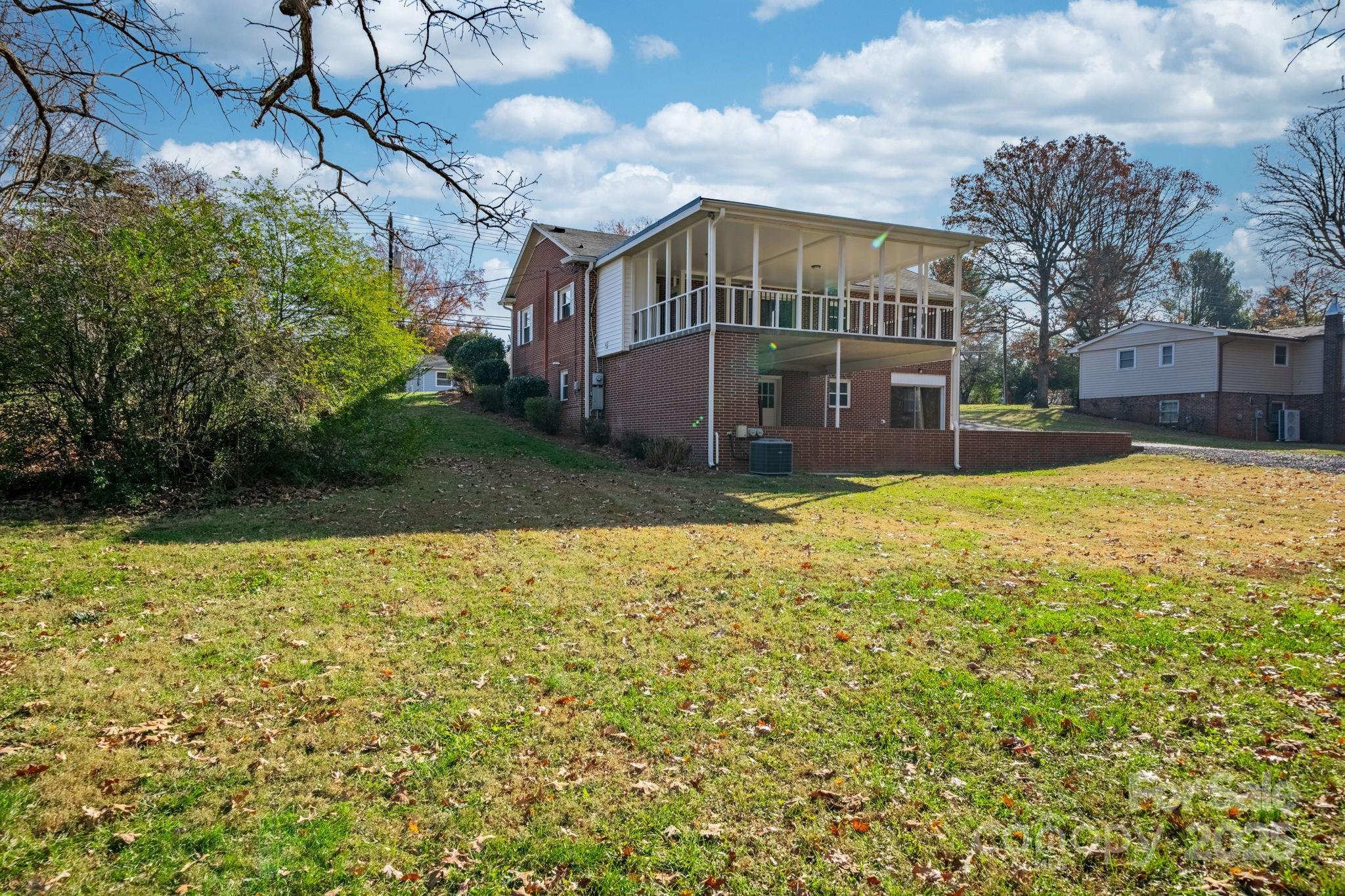 313 17th Street NW — Hickory