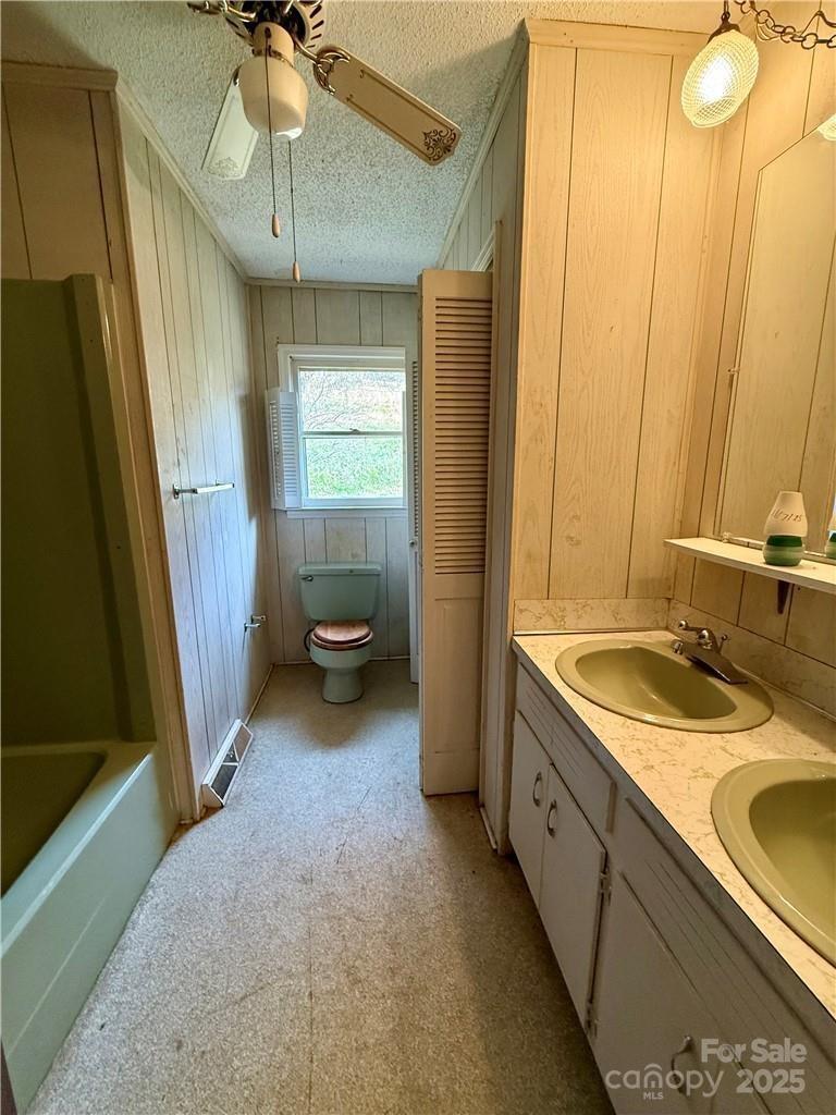 365 Ollis Road — Spruce Pine