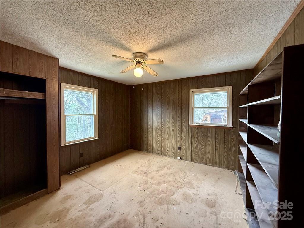 365 Ollis Road — Spruce Pine
