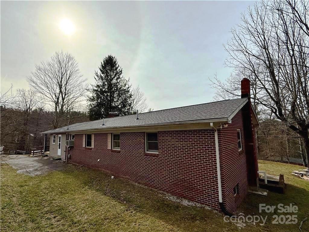 365 Ollis Road — Spruce Pine