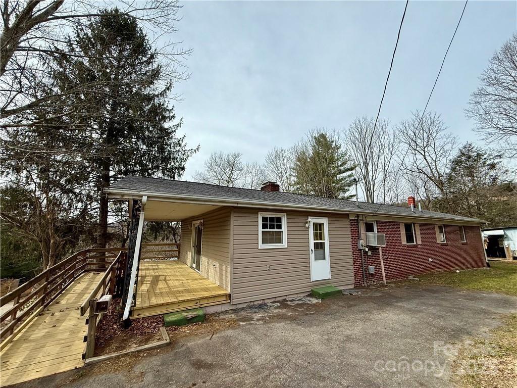 365 Ollis Road — Spruce Pine