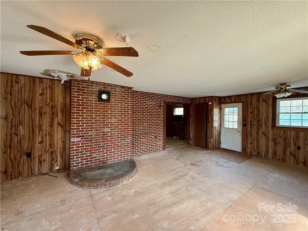 365 Ollis Road — Spruce Pine