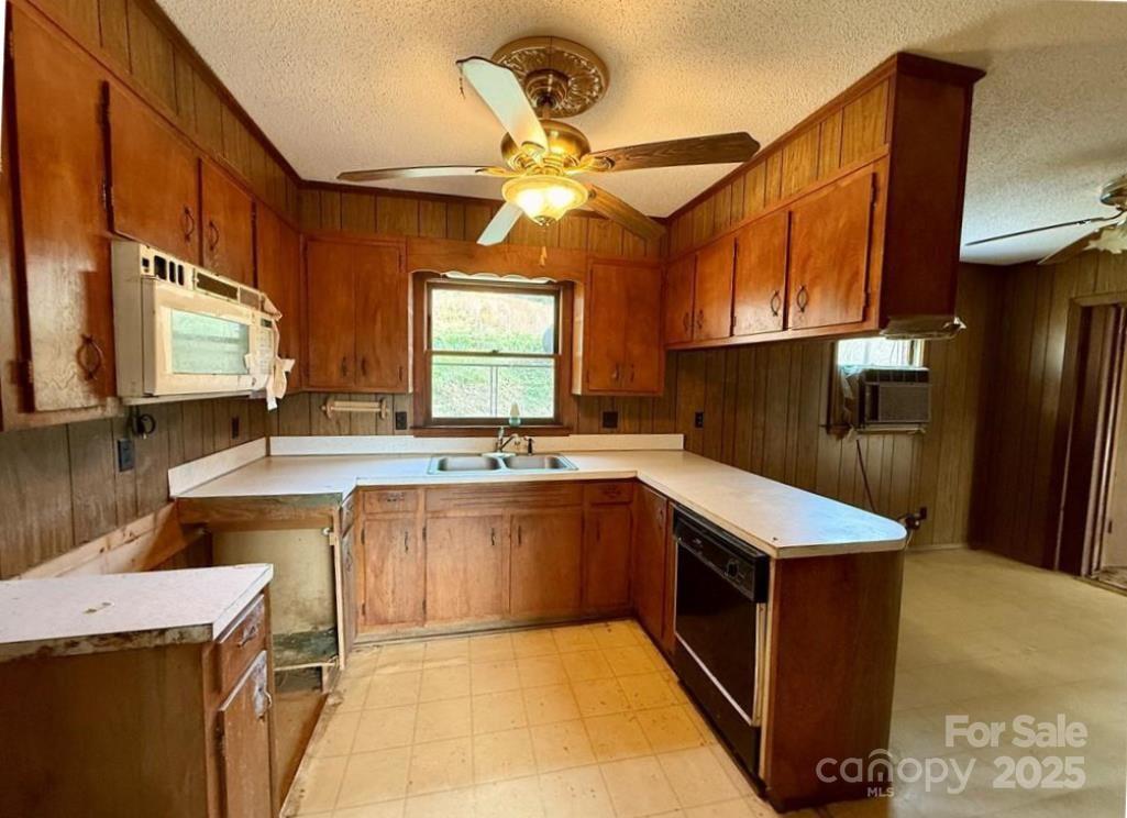365 Ollis Road — Spruce Pine
