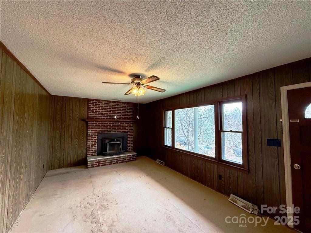 365 Ollis Road — Spruce Pine