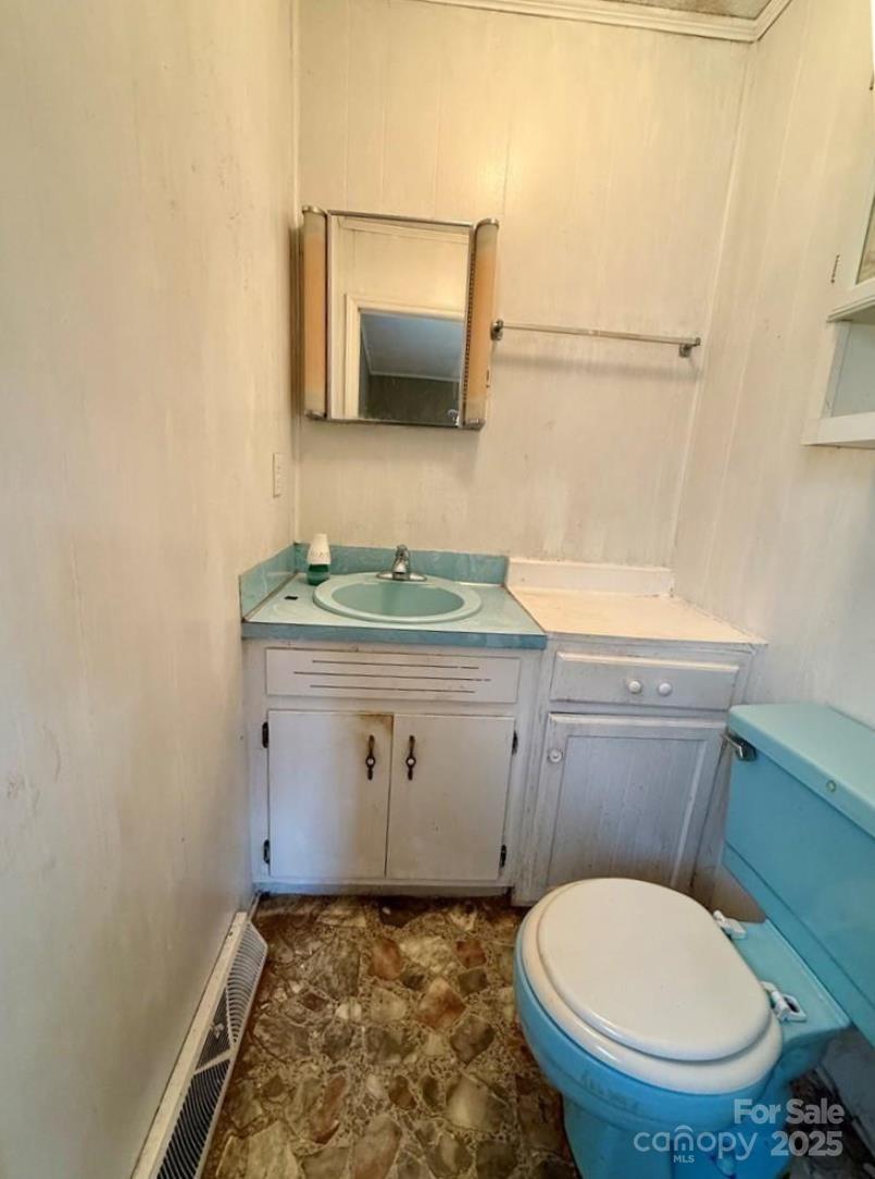 365 Ollis Road — Spruce Pine