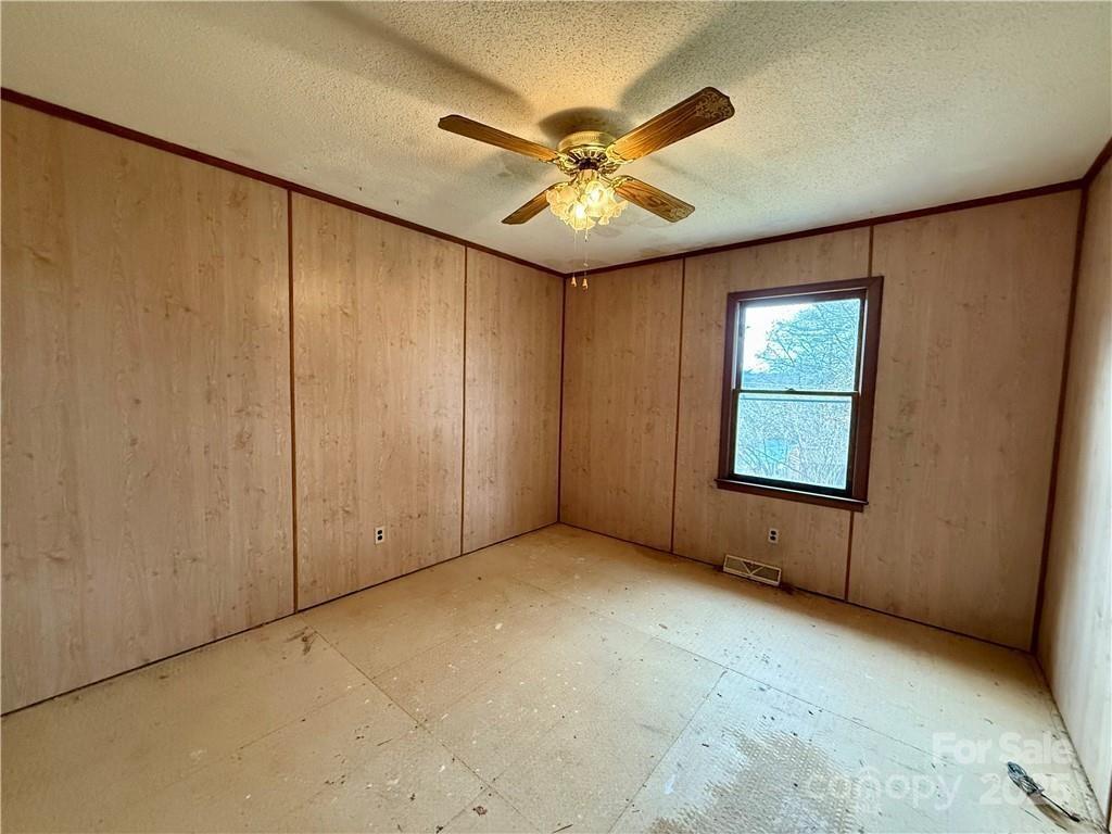 365 Ollis Road — Spruce Pine