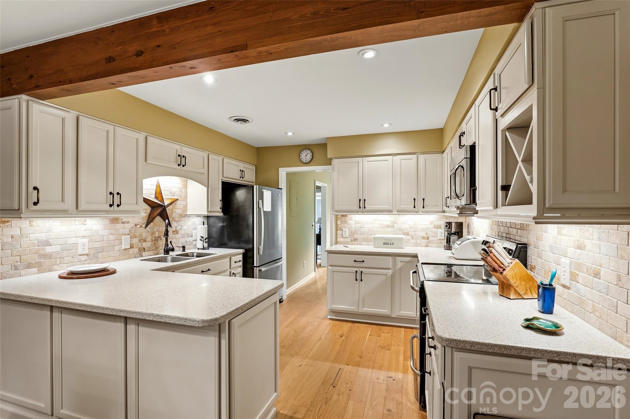 16 Lakemoor Lane — Hendersonville