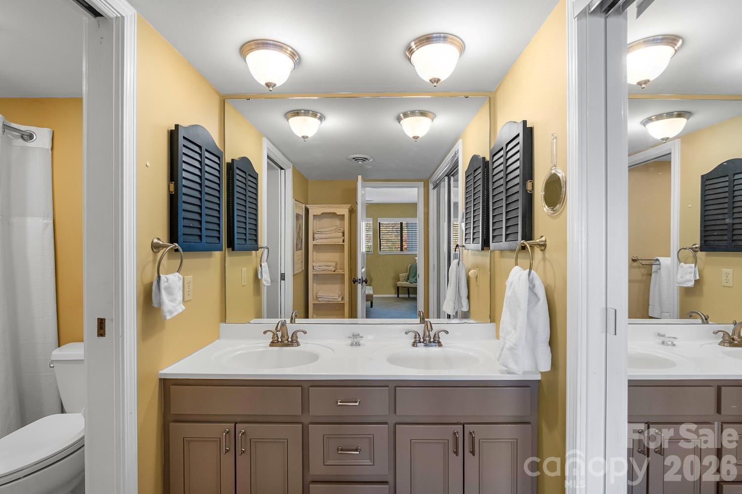 16 Lakemoor Lane — Hendersonville