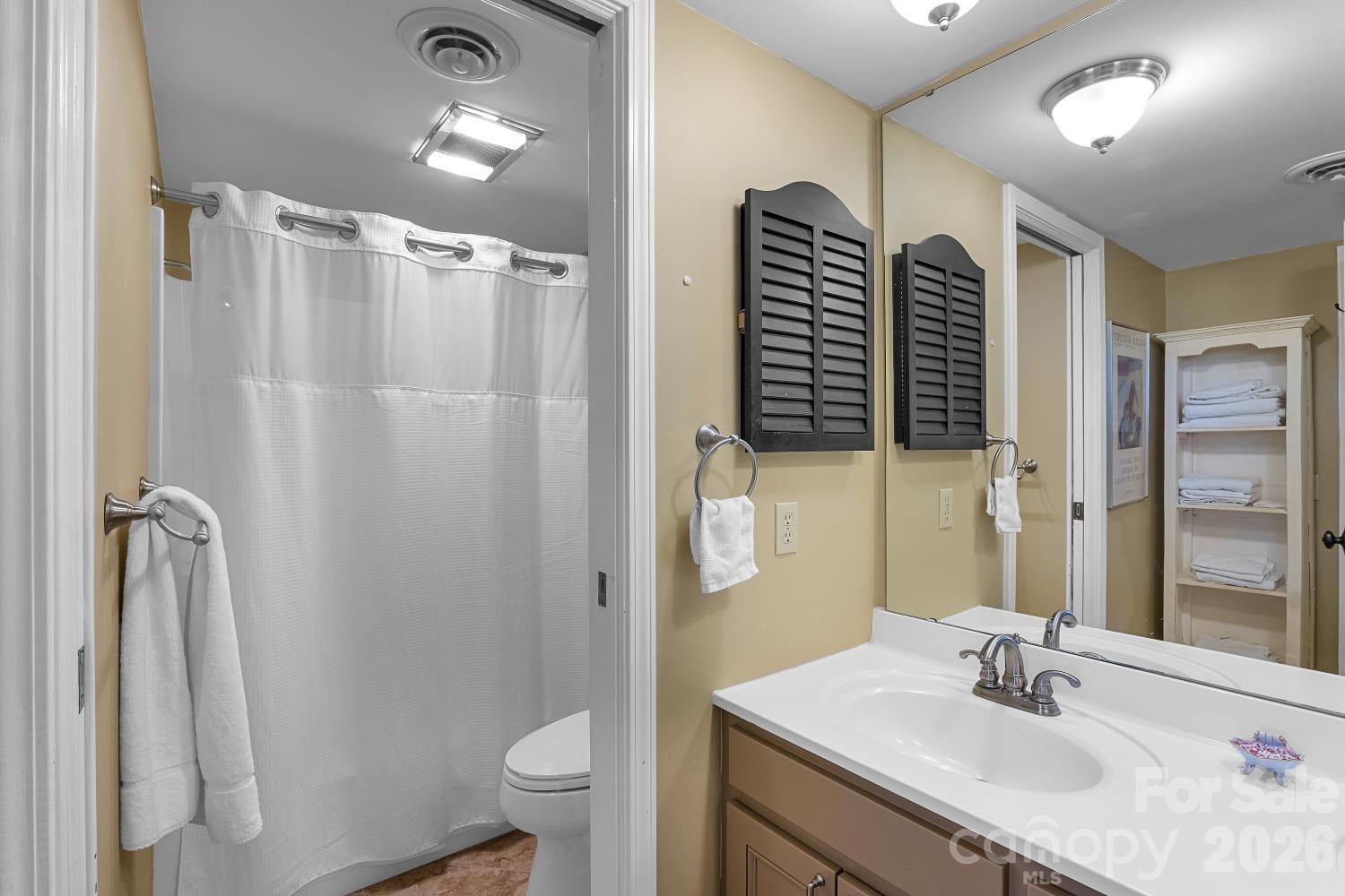 16 Lakemoor Lane — Hendersonville