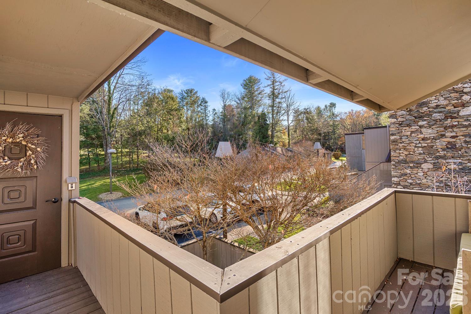 16 Lakemoor Lane — Hendersonville