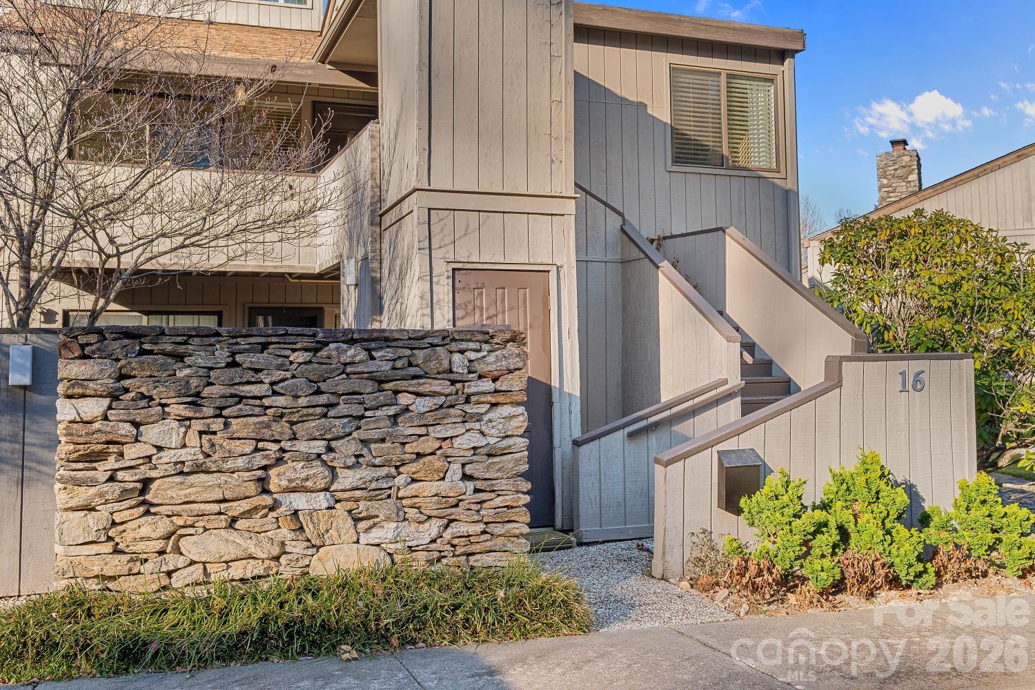 16 Lakemoor Lane — Hendersonville