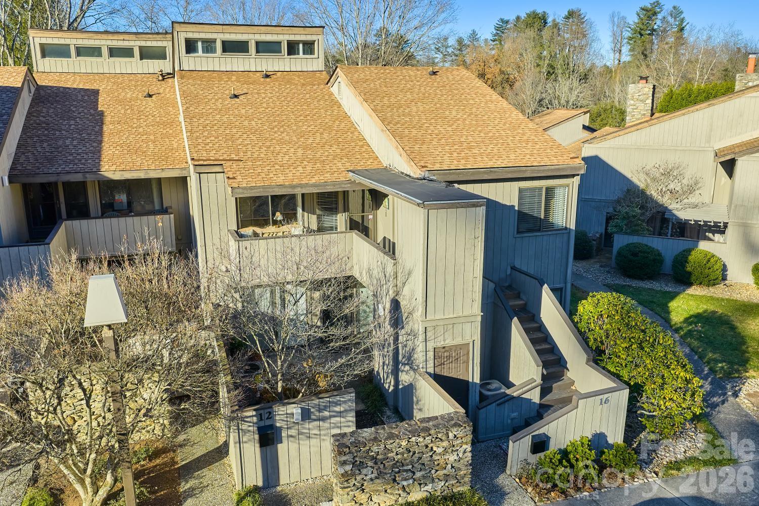 16 Lakemoor Lane — Hendersonville