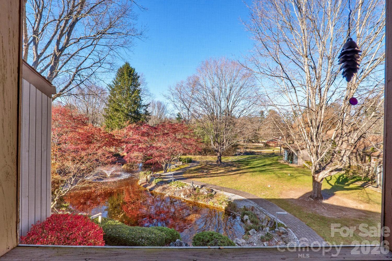 16 Lakemoor Lane — Hendersonville