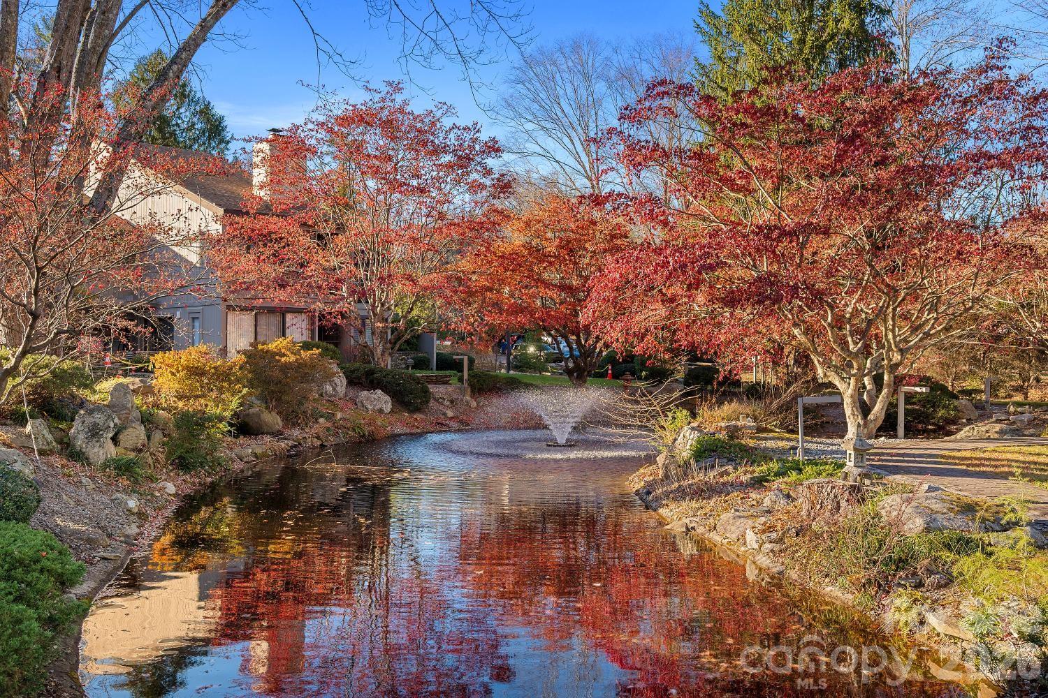 16 Lakemoor Lane — Hendersonville