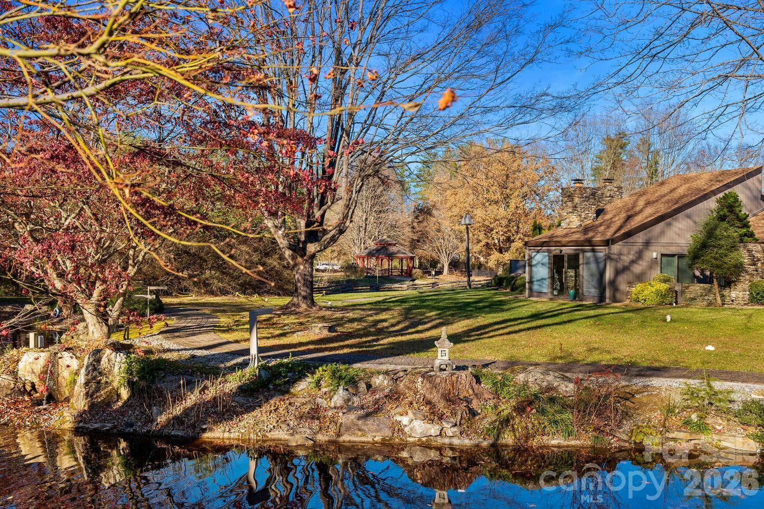 16 Lakemoor Lane — Hendersonville
