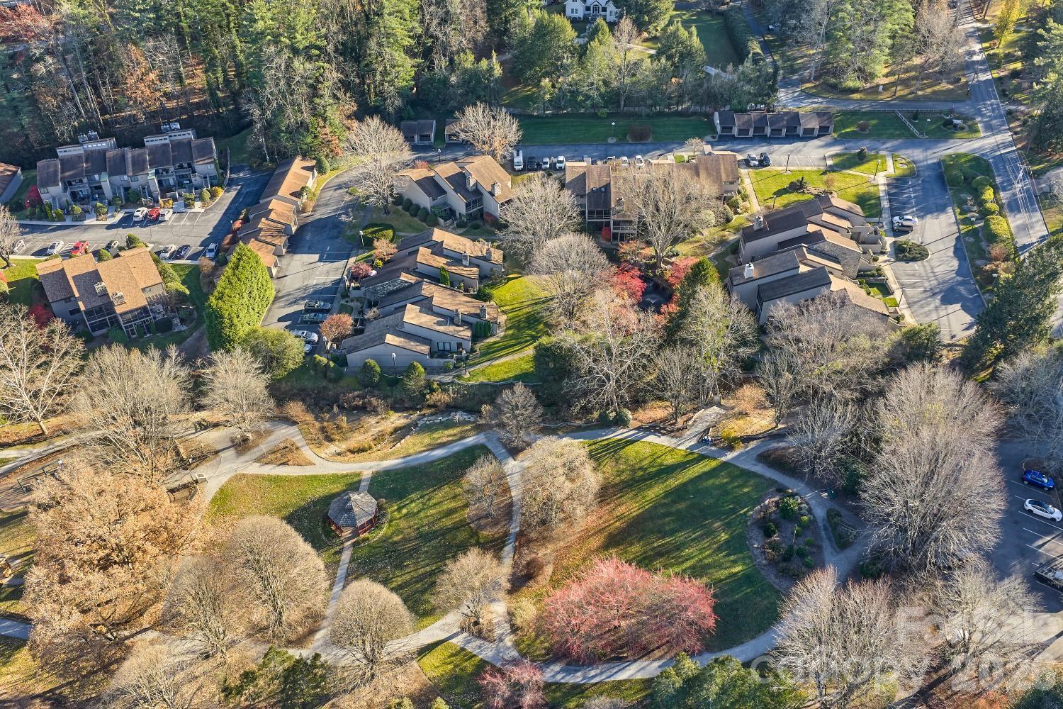 16 Lakemoor Lane — Hendersonville