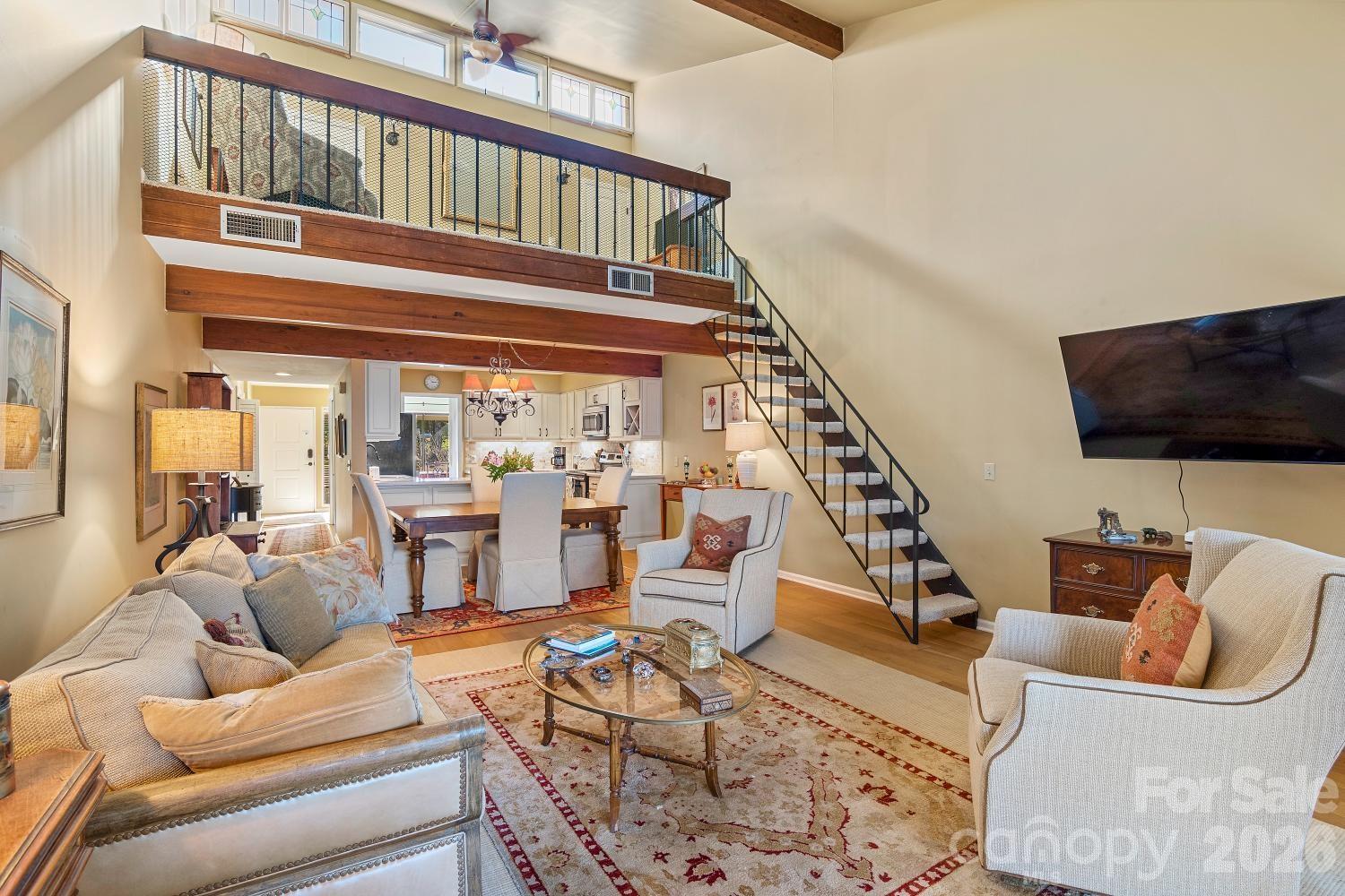 16 Lakemoor Lane — Hendersonville