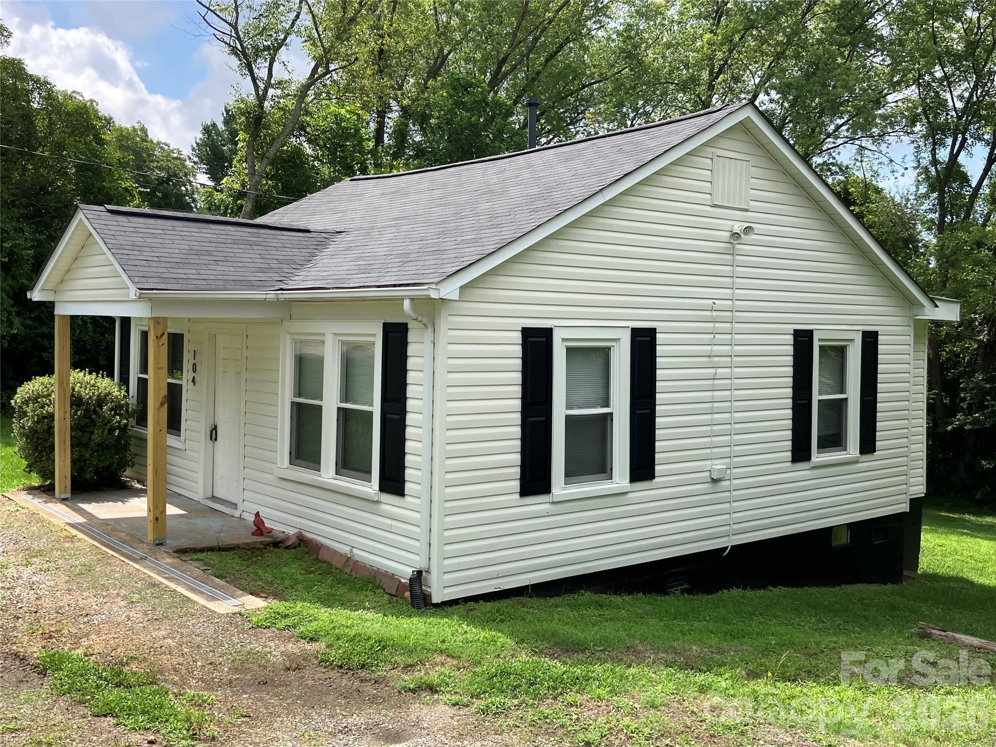 104 Countryside Drive SE — Lenoir