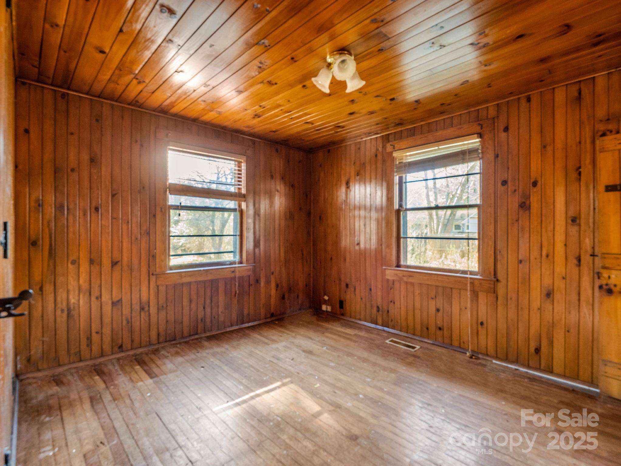 541 Broadway Street — Hendersonville