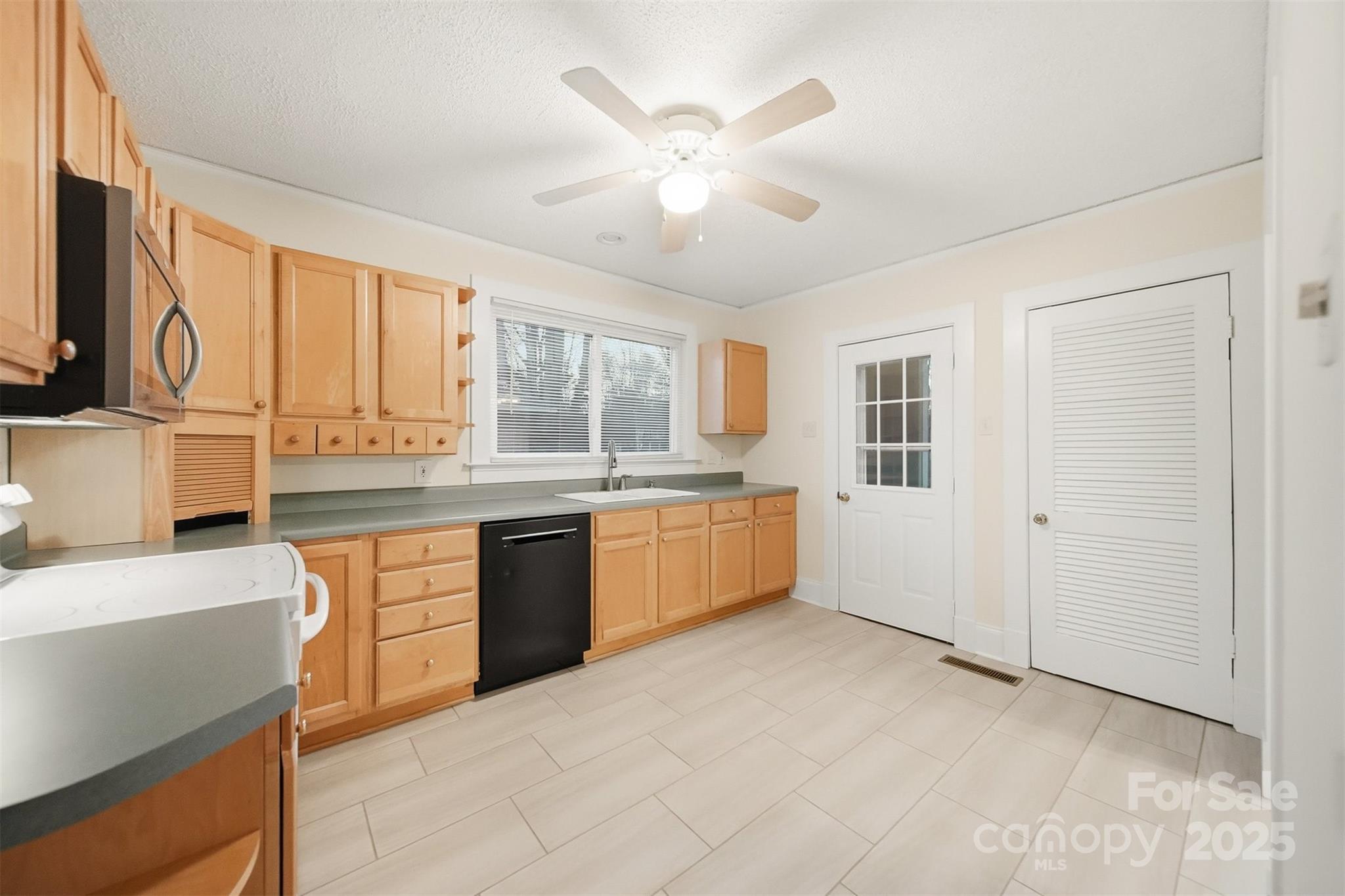 3 Enka Oak Street — Candler
