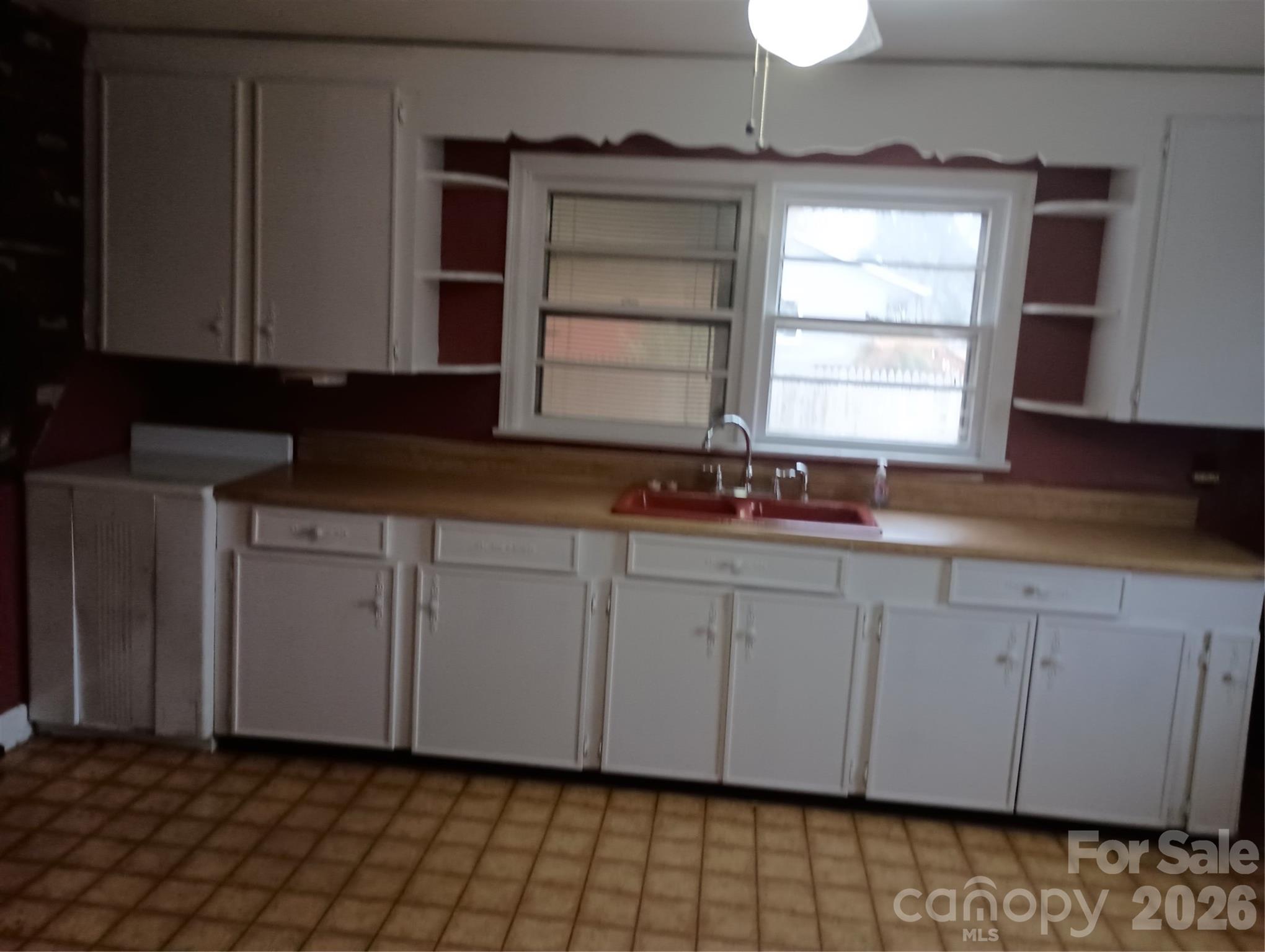 1303 W Dixon Boulevard — Shelby