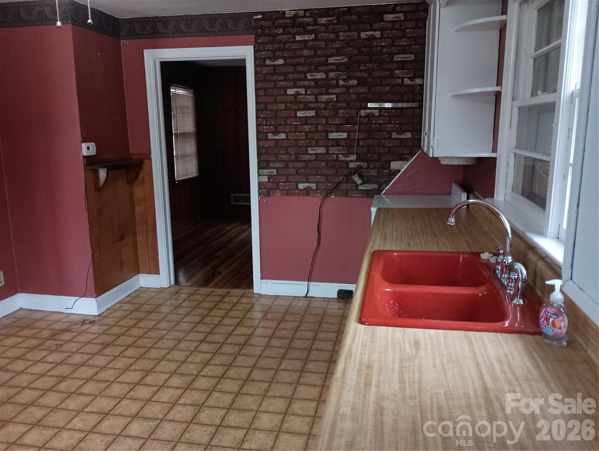 1303 W Dixon Boulevard — Shelby