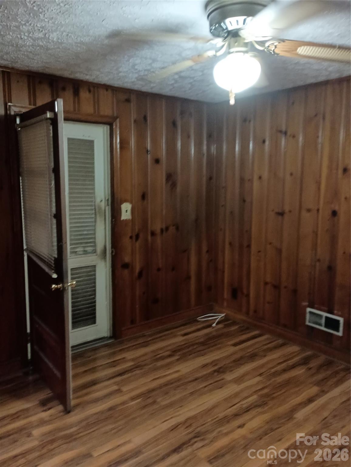1303 W Dixon Boulevard — Shelby
