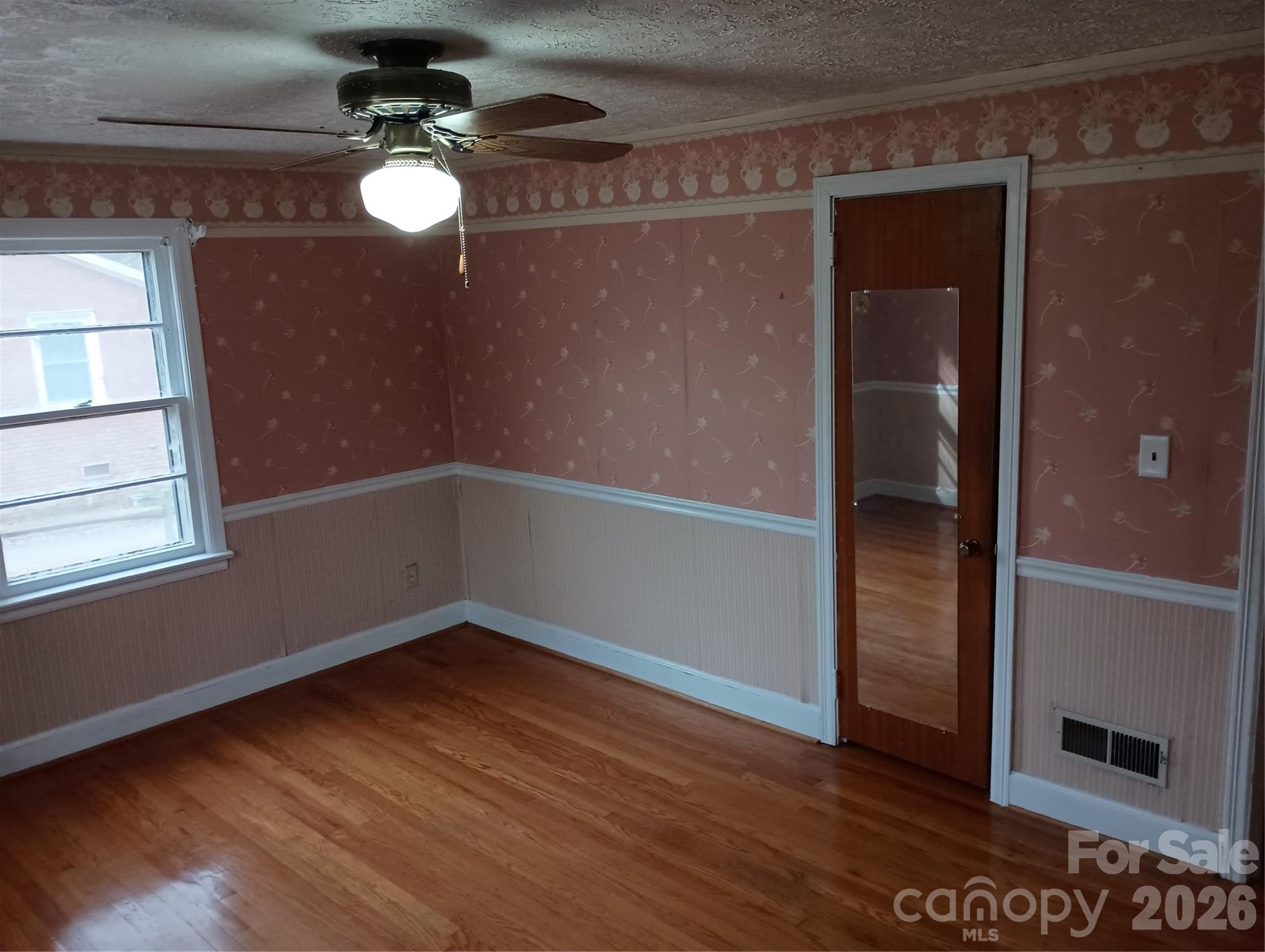 1303 W Dixon Boulevard — Shelby