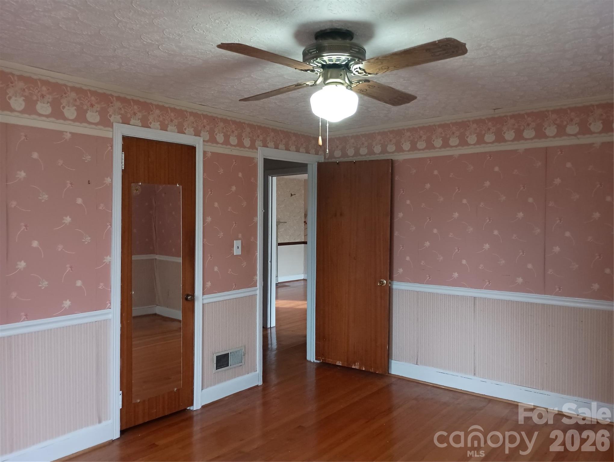 1303 W Dixon Boulevard — Shelby