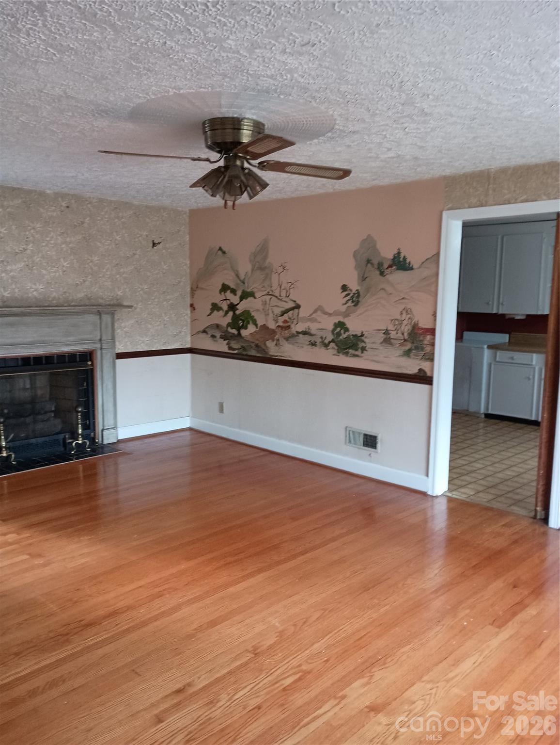 1303 W Dixon Boulevard — Shelby