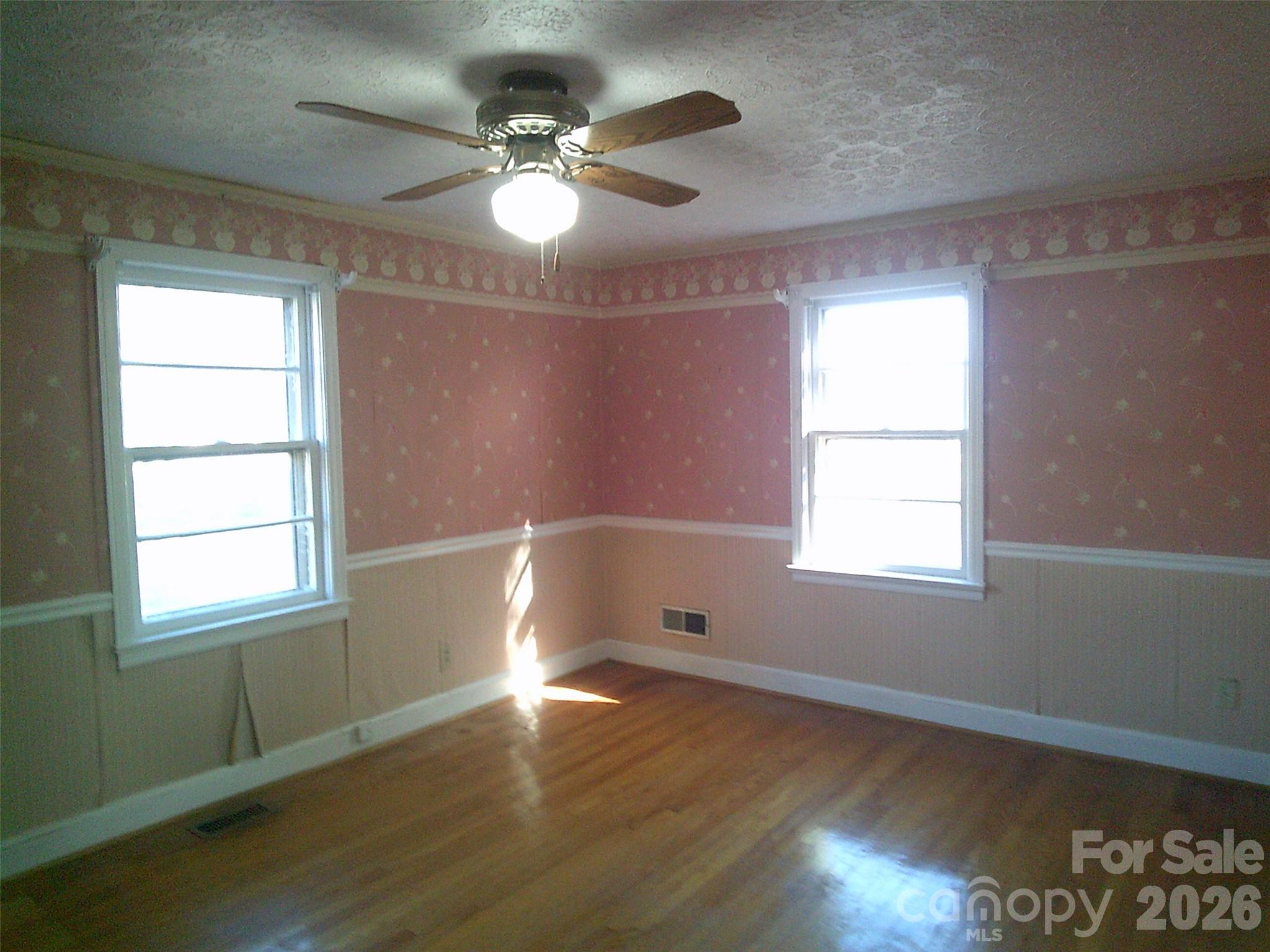 1303 W Dixon Boulevard — Shelby
