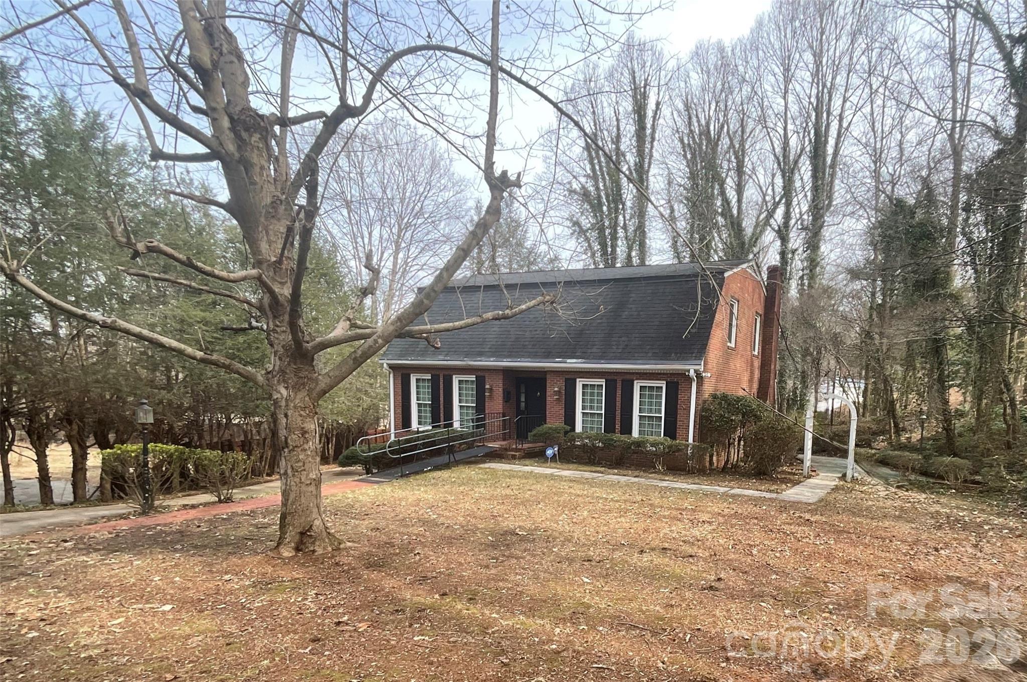 822 Westminster Circle SW — Lenoir