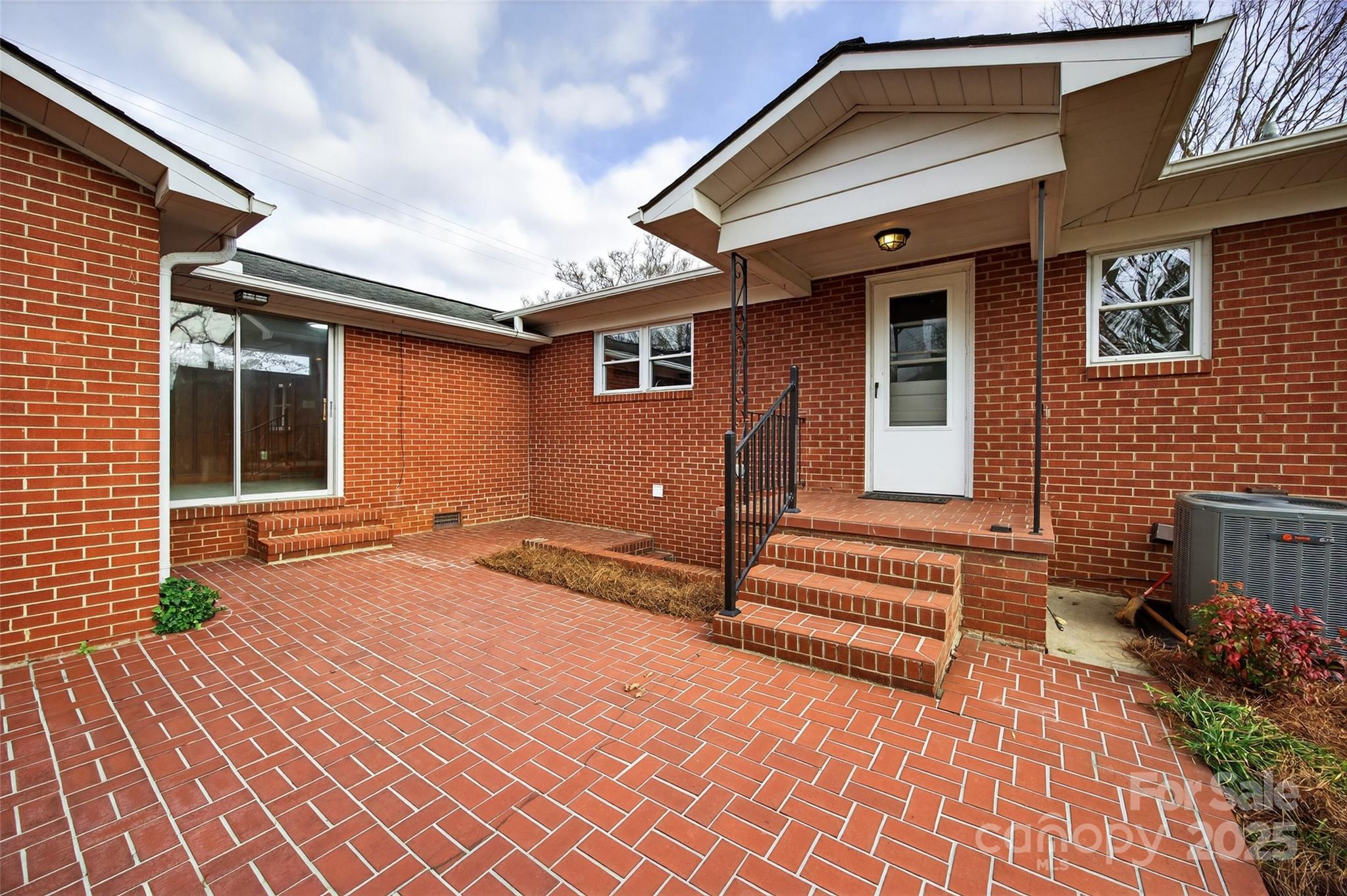 337 W Main Street — Rockwell