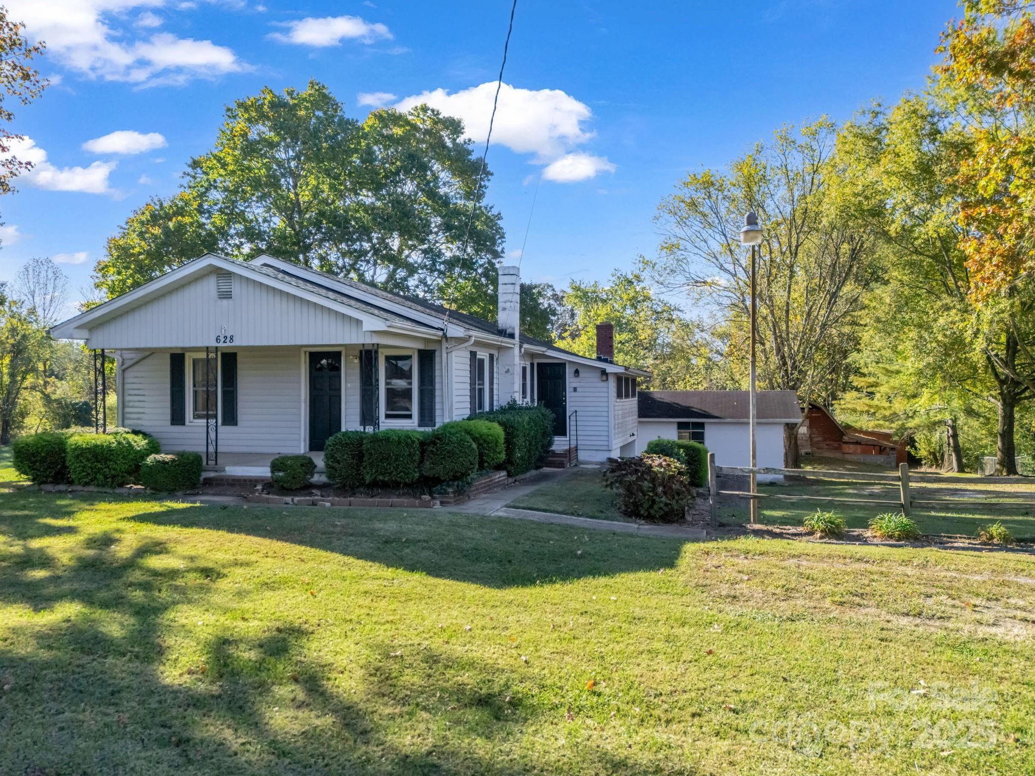 628 New Hope Road — Flat Rock