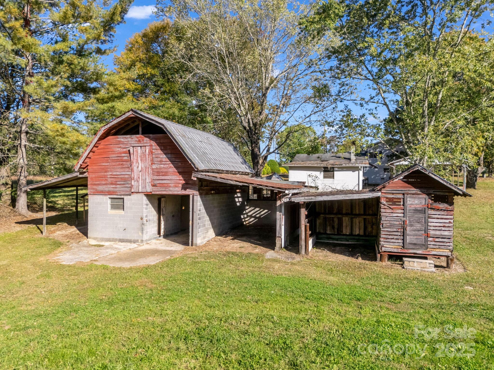 628 New Hope Road — Flat Rock