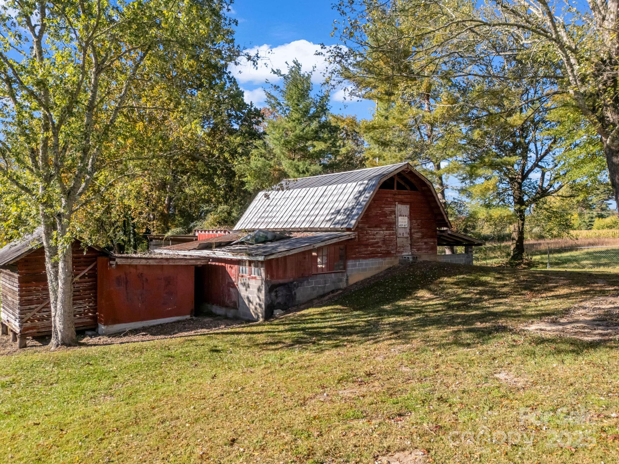 628 New Hope Road — Flat Rock