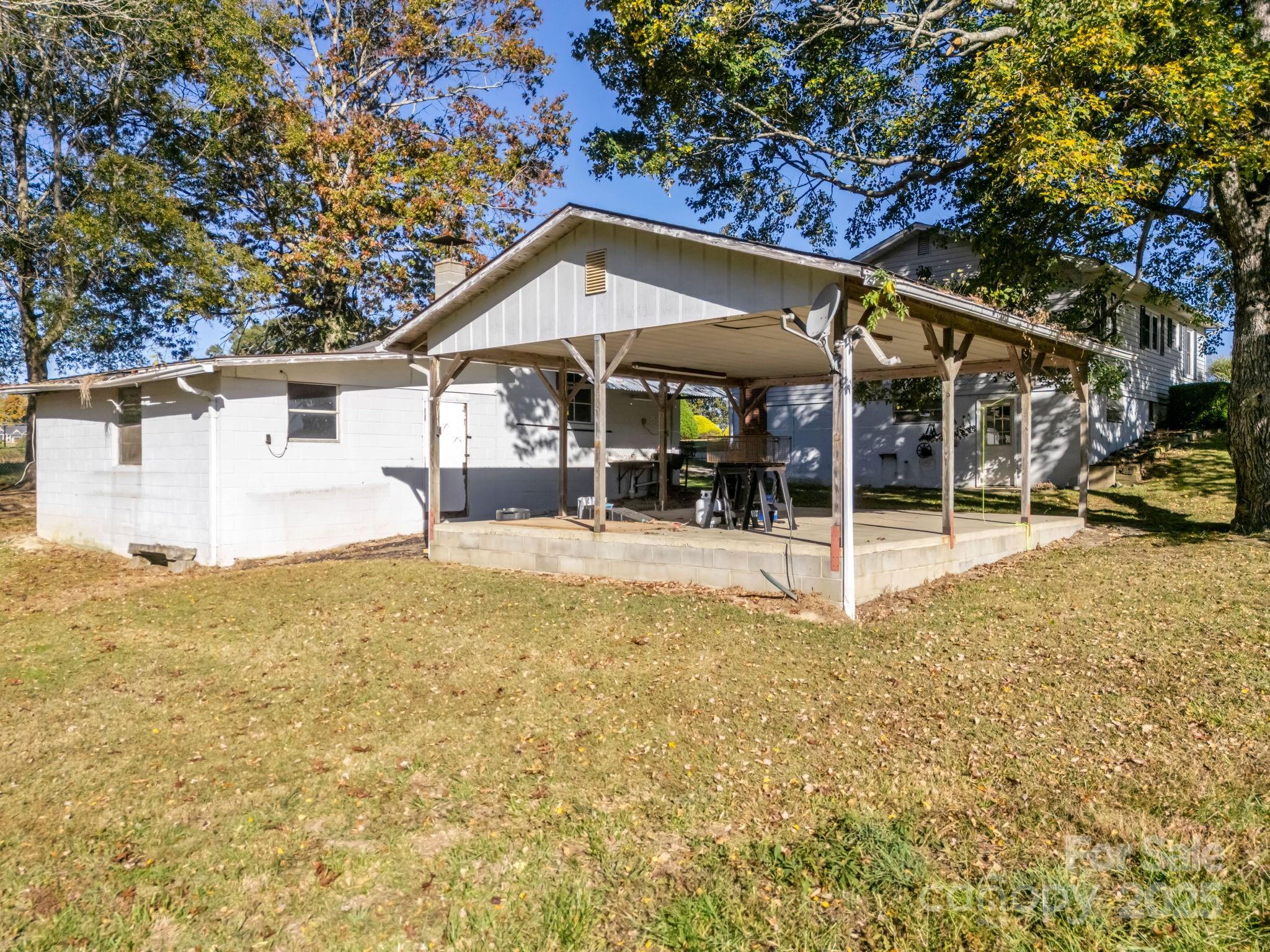 628 New Hope Road — Flat Rock
