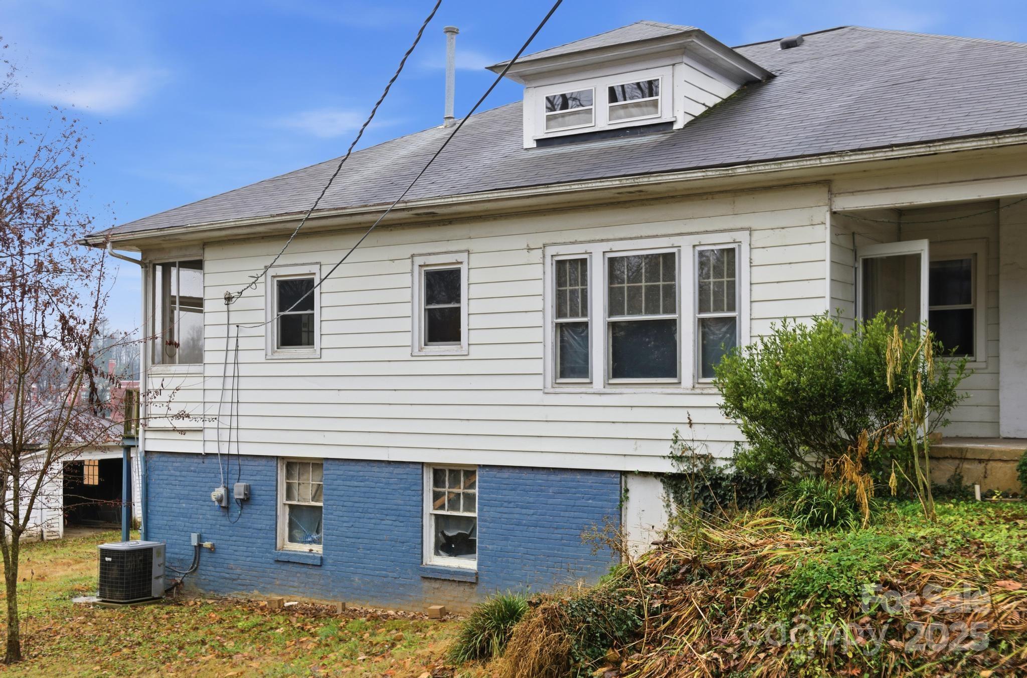 1011 Ashe Avenue NW — Lenoir