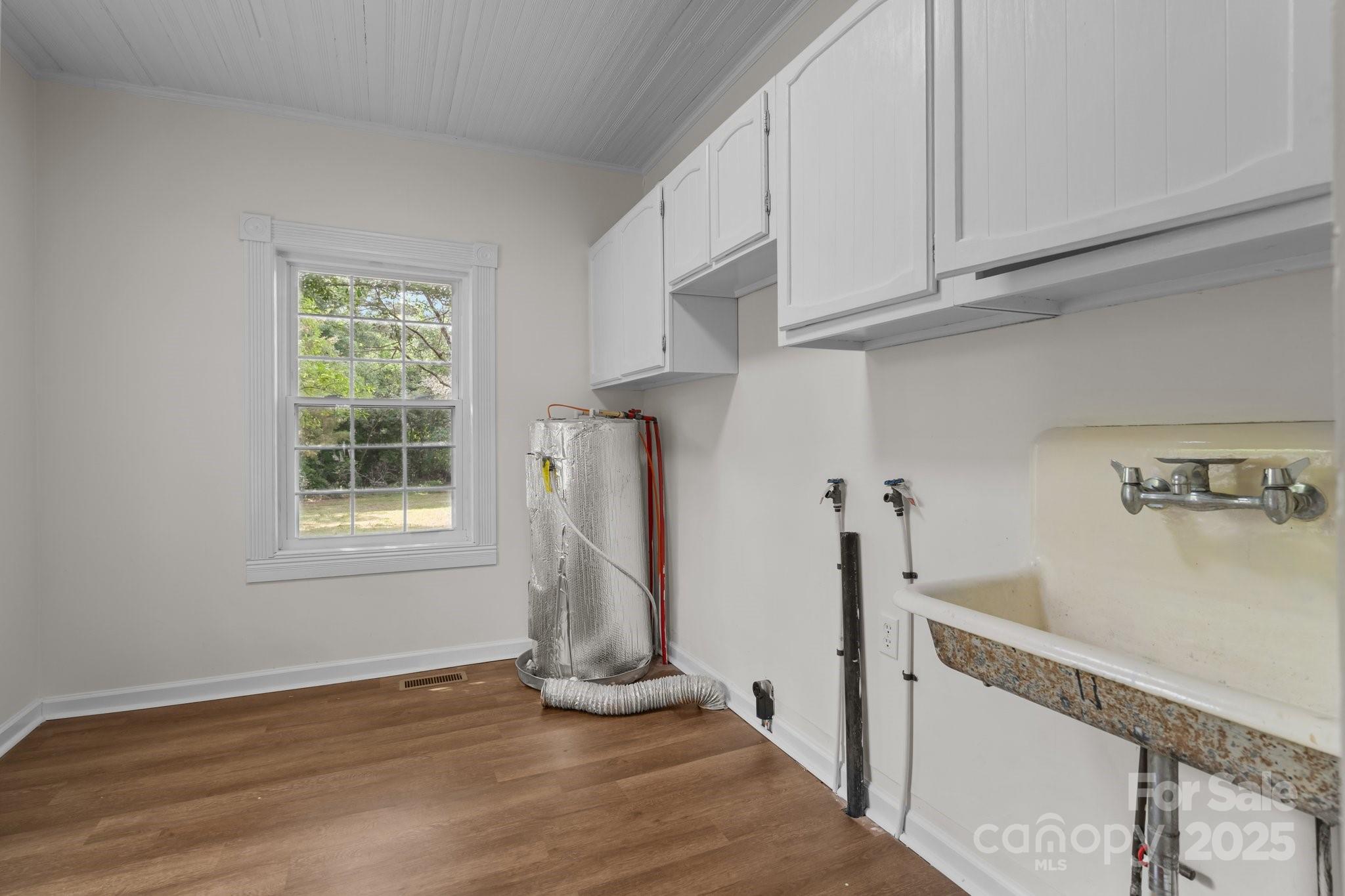 301 W Central Street — Maxton