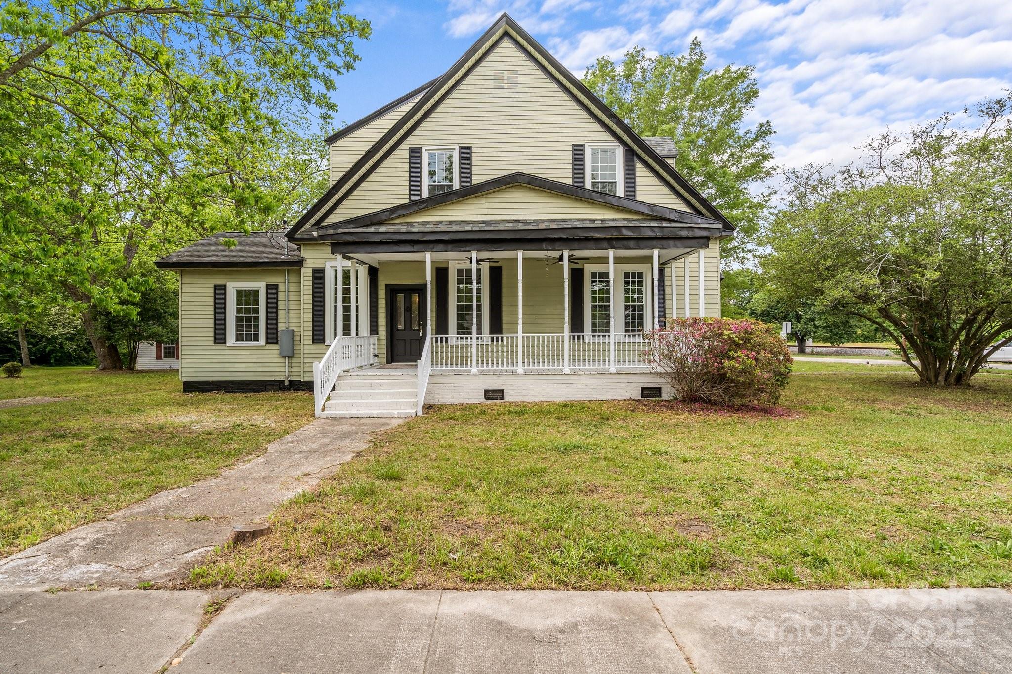 301 W Central Street — Maxton