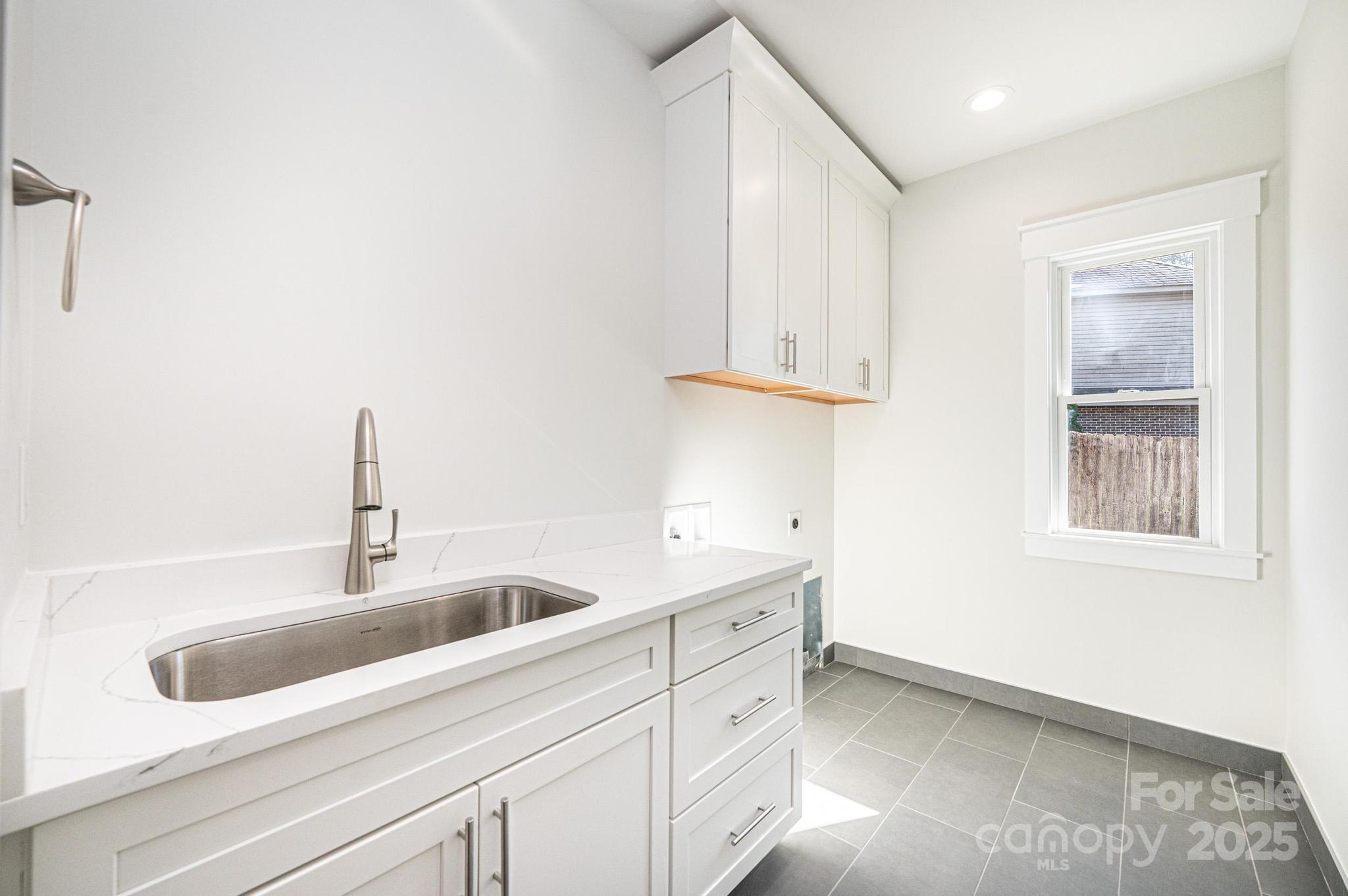 1328 33rd Avenue Drive NE — Hickory