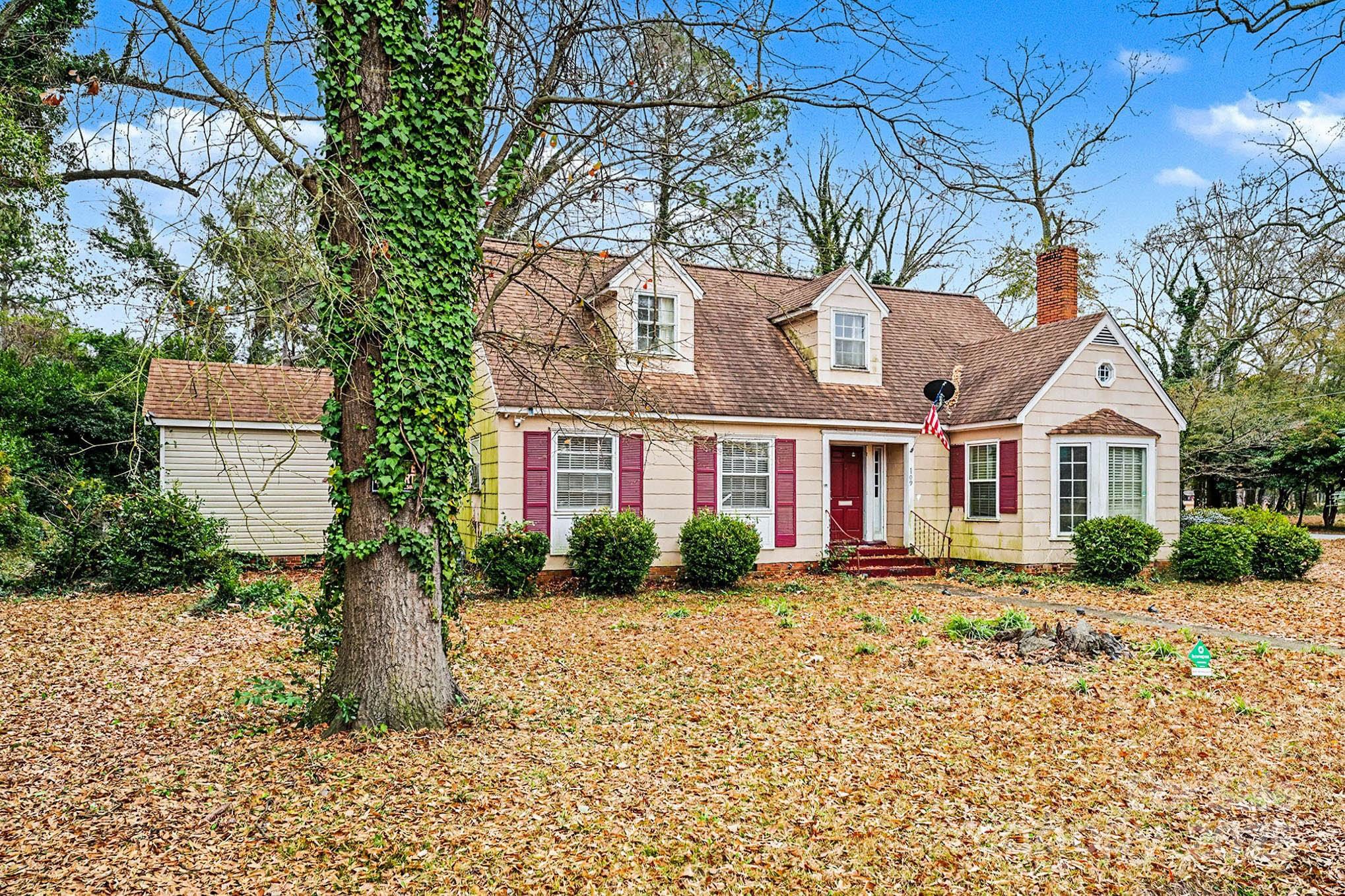 109 S Austin Street — Maxton