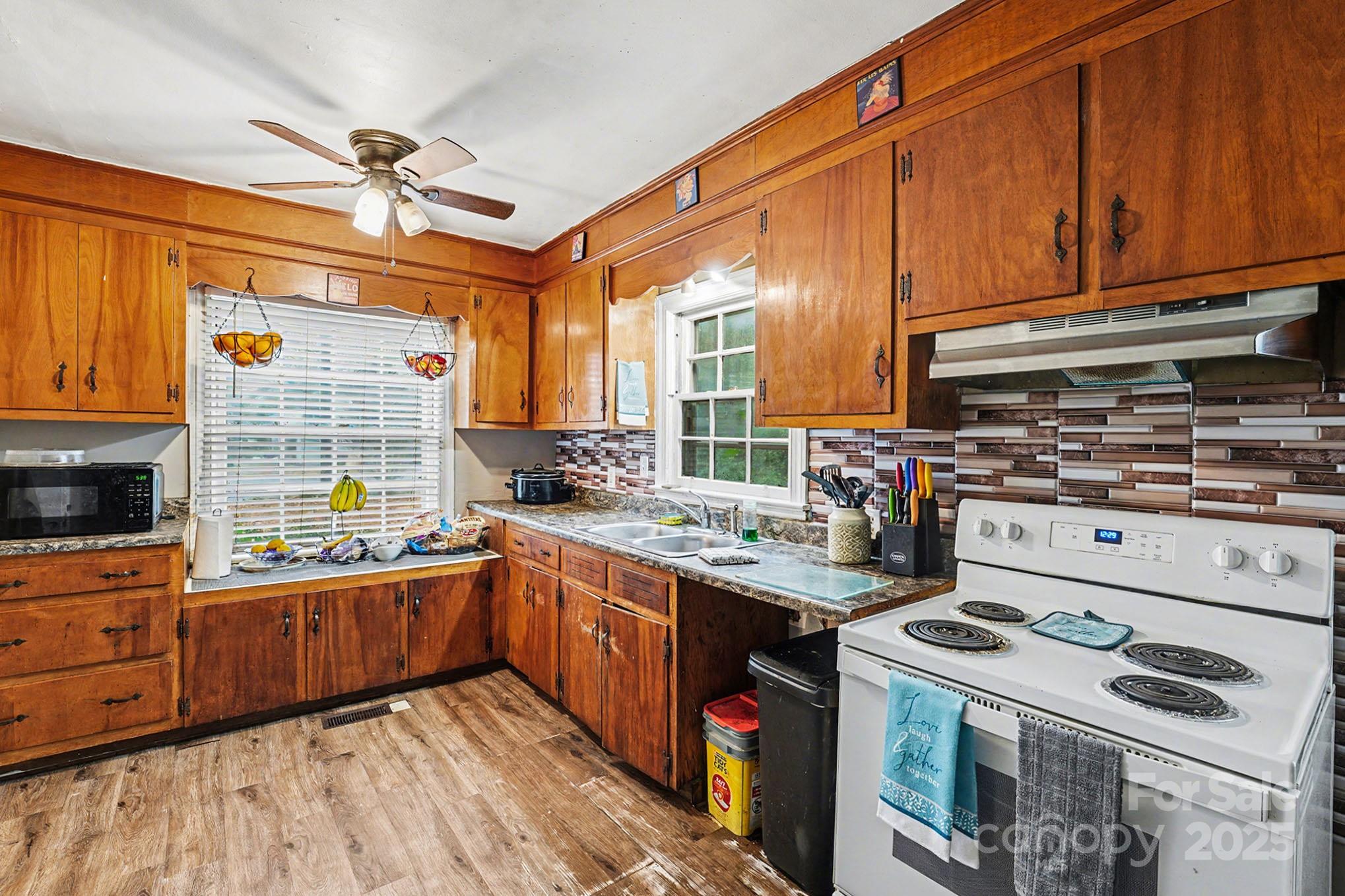 109 S Austin Street — Maxton