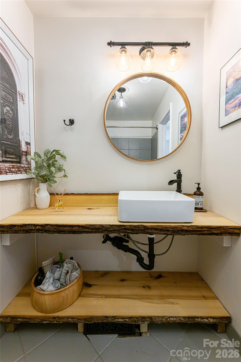 10 Lance Lane — Asheville