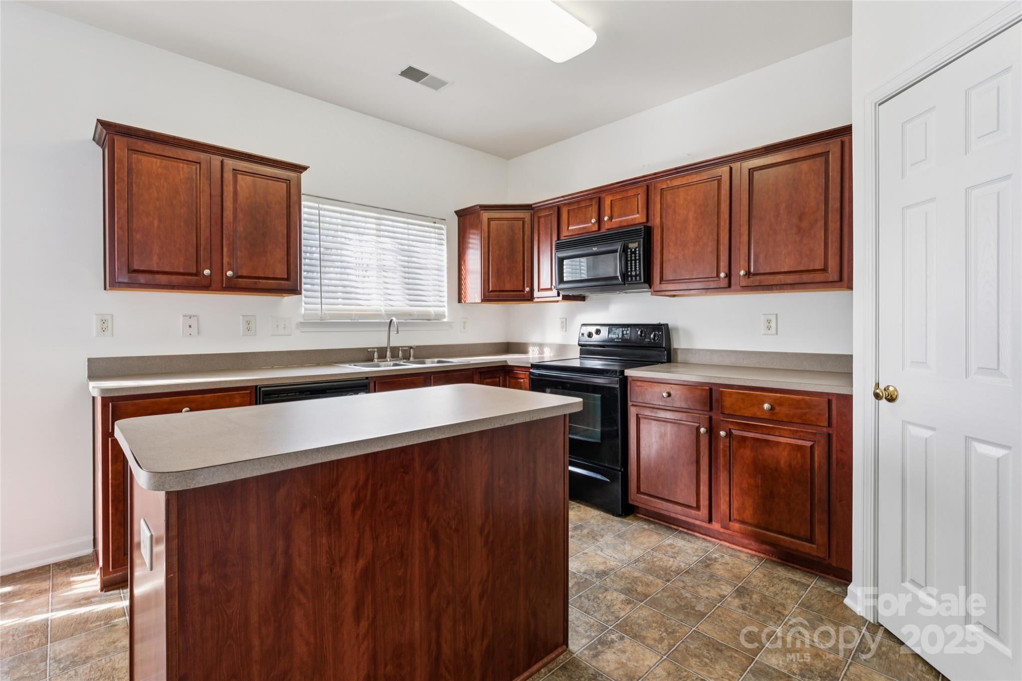 10032 Treeside Lane — Matthews