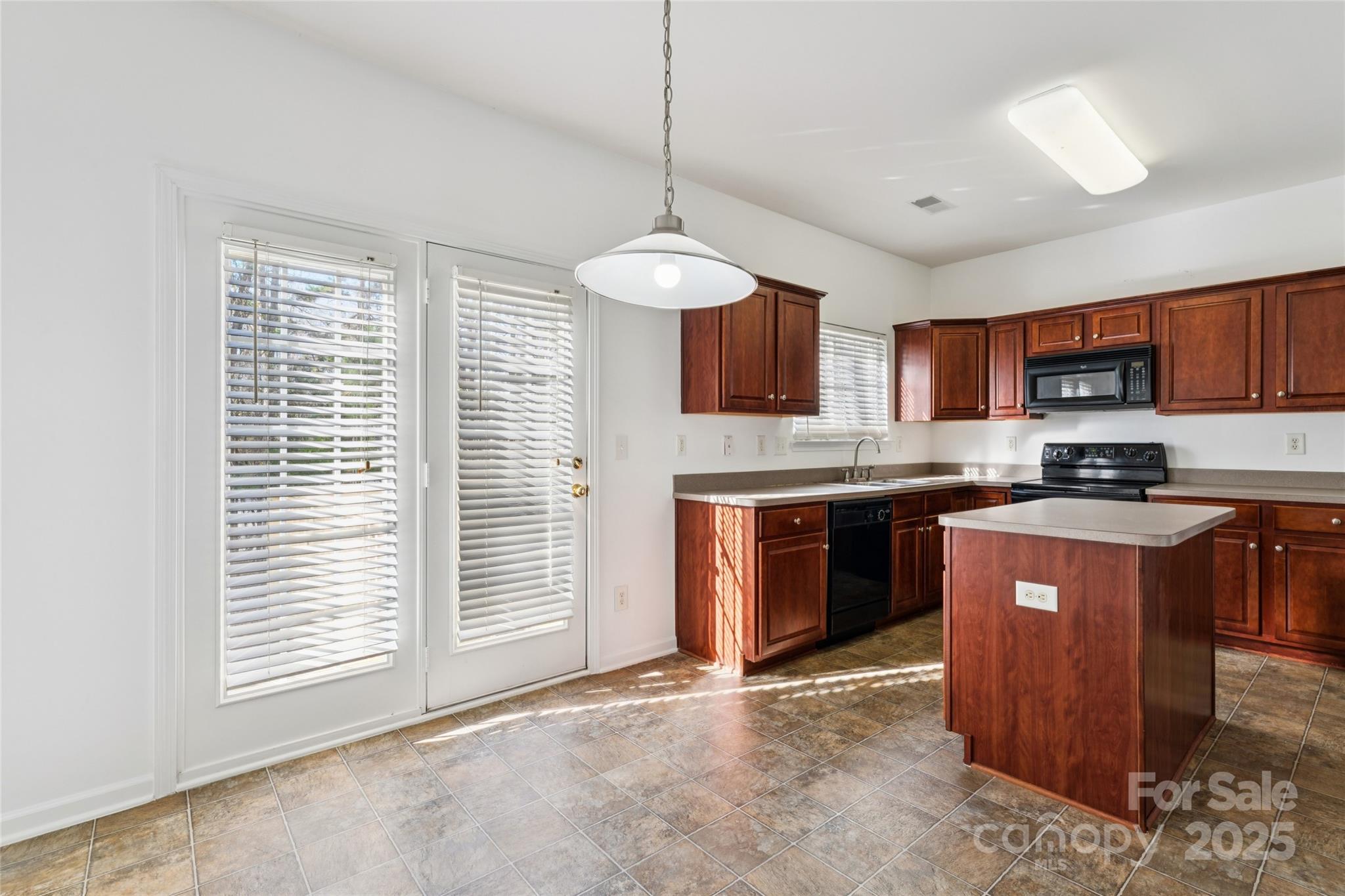 10032 Treeside Lane — Matthews
