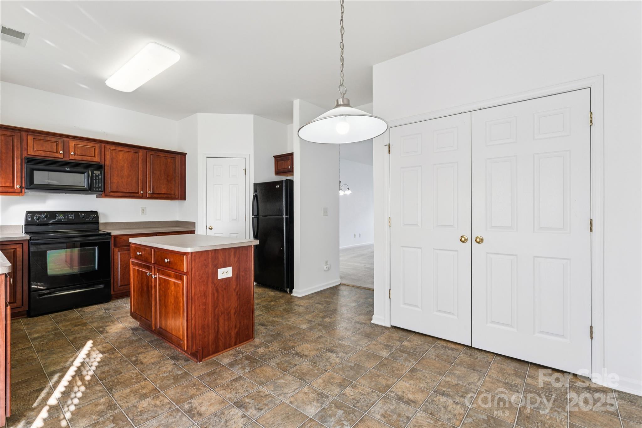 10032 Treeside Lane — Matthews